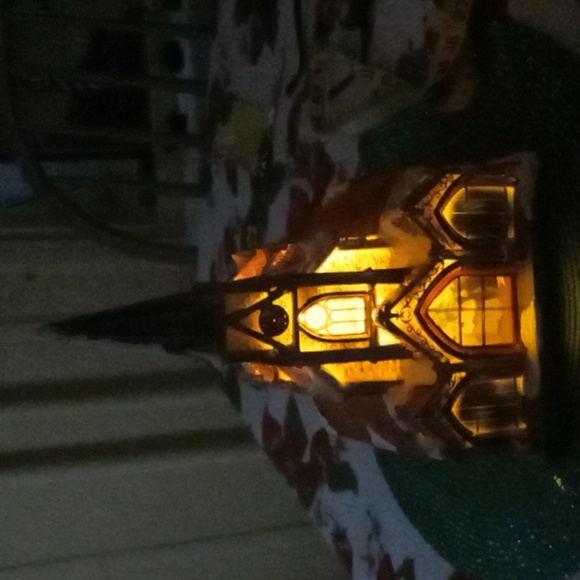 COLLECTIBLE LIGHTED PORCELAIN CHURCH  VILLAGE - Picture 3 of 13